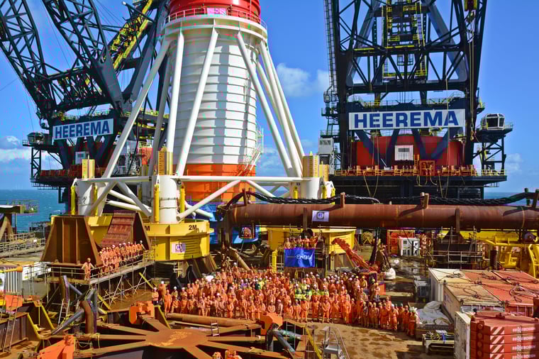 The crew and project team of He Dreiht onboard Thialf.