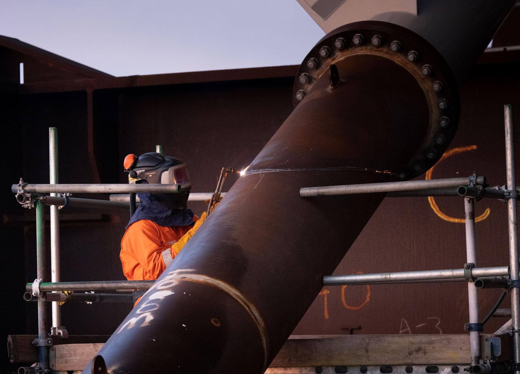 Cutting loose the seafastening of the HKW-B topside