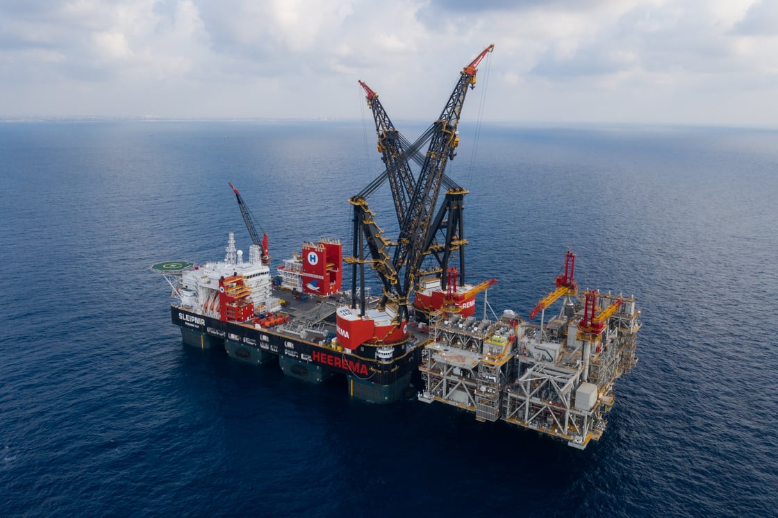 Sleipnir installing Leviathan platform (2)