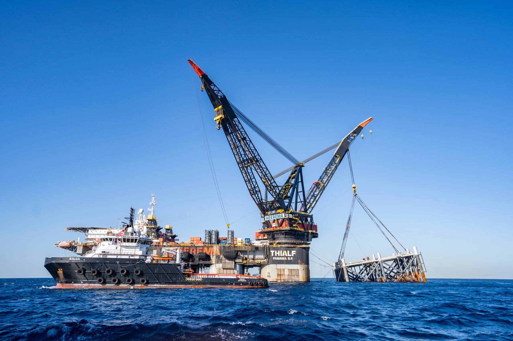 Thialf jacket installation Leviathan (1)