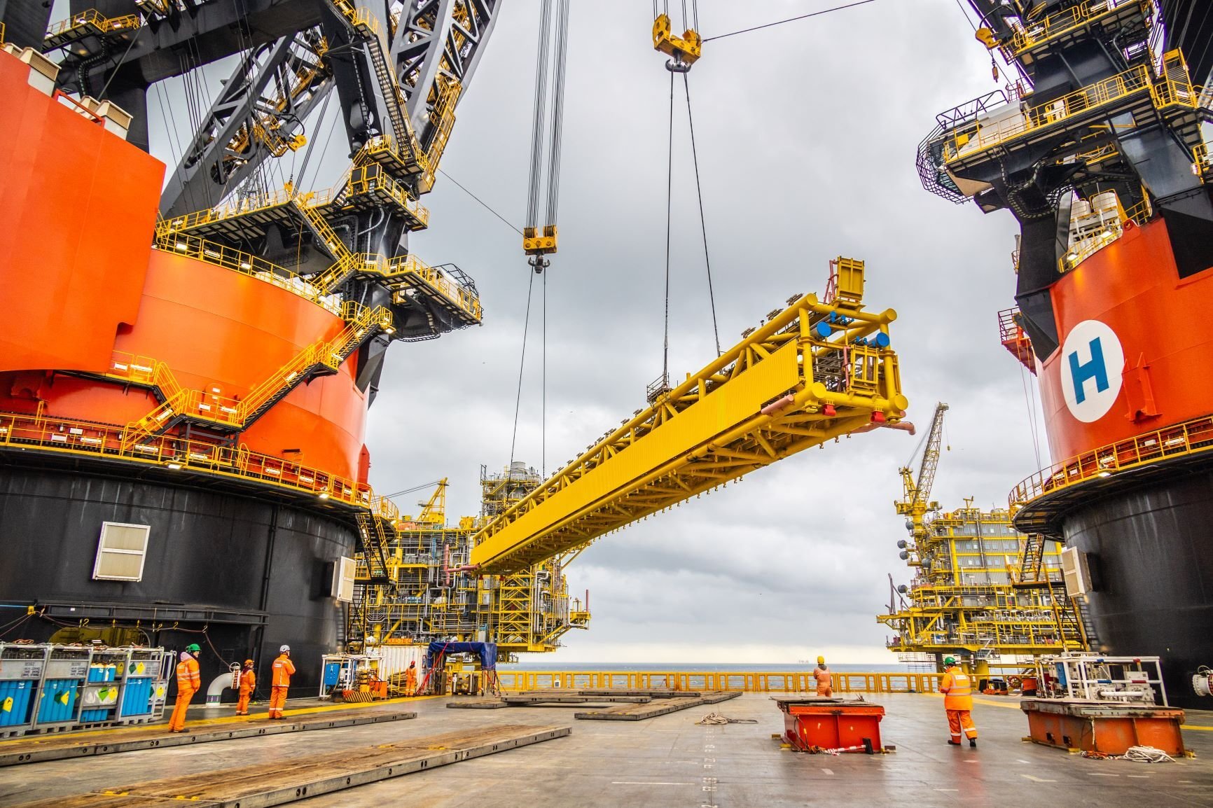 Sleipnir crew installs Tyra bridge